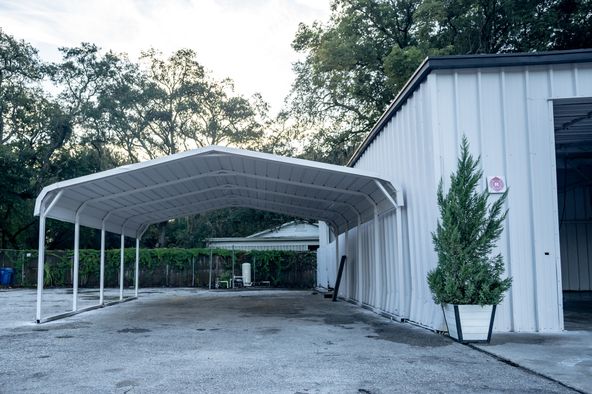 N. Florida Ave Warehouse or Automotive/Office/Showroom- 6,061 SF : 14041 N Florida Ave, Tampa, FL 33613